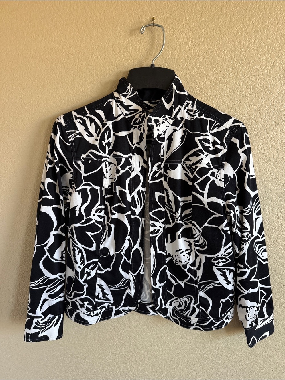 Women's Coldwater Creek Black & White Floral Jacket - Classic Contrast